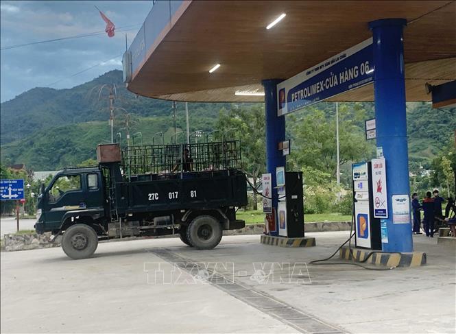 Cửa hàng xăng dầu Petrolimex số 6 ở  thị trấn Mường Tè, huyện Mường Tè bán dầu vào các thùng nhựa lớn để xe tải chở đi. Ảnh: Nguyễn Oanh-TTXVN