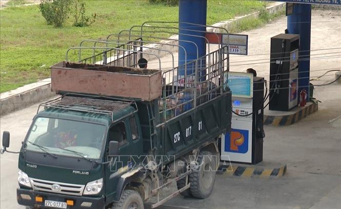 Cửa hàng xăng dầu Petrolimex số 6 ở  thị trấn Mường Tè, huyện Mường Tè bán dầu vào các thùng nhựa lớn để xe tải chở đi. Ảnh: Nguyễn Oanh-TTXVN