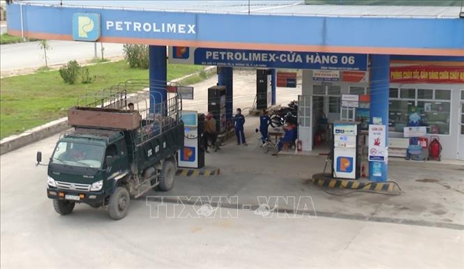 Cửa hàng xăng dầu Petrolimex số 6, Công ty NTHH Một thành viên Xăng dầu Lai Châu ở thị trấn Mường Tè, huyện Mường Tè bán dầu vào các thùng nhựa lớn từ 100-150 lít. Ảnh: Nguyễn Oanh-TTXVN