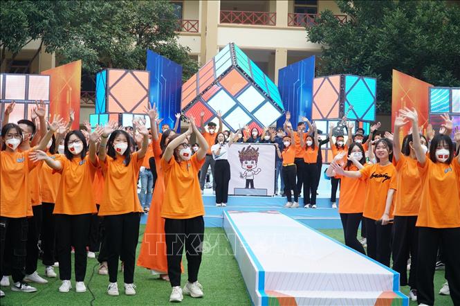 Màn cổ vũ tiếp lửa cho thí sinh Nguyễn Đình Duy Anh. Ảnh: Bích Huệ - TTXVN
