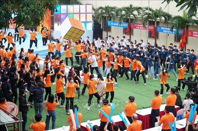 Màn cổ vũ tiếp lửa cho thí sinh Nguyễn Đình Duy Anh. Ảnh: Bích Huệ - TTXVN