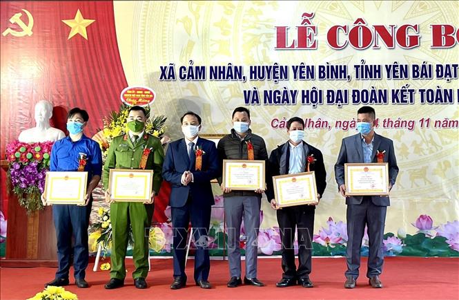 Các tập thể, cá nhân xuất sắc trong xây dựng nông thôn mới của xã Cẩm Nhân được khen thưởng. Ảnh: Tuấn Anh-TTXVN