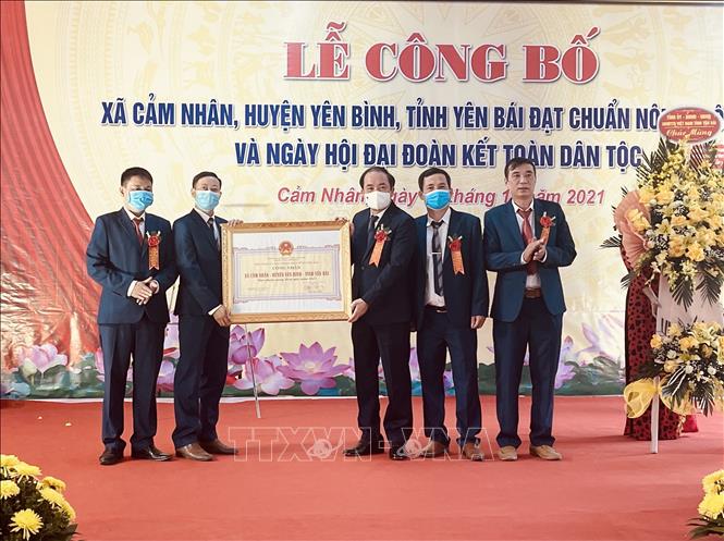 Lãnh đạo UBND tỉnh Yên Bái trao Bằng công nhận đạt chuẩn nông thôn mới nâng cao cho Đảng bộ, chính quyền, nhân dân xã Cẩm Nhân, huyện Yên Bình.Ảnh: Tuấn Anh-TTXVN