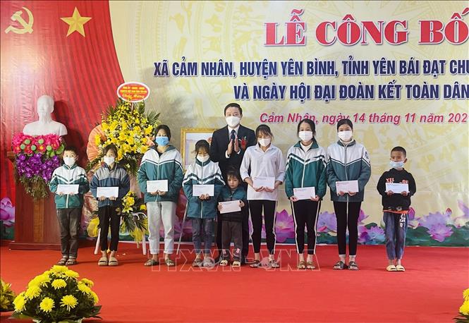 Lãnh đạo Huyện Uỷ Yên Bình tặng quà cho các em học sinh có hoàn cảnh khó khăn vươn lên trong học tập. Ảnh: Tuấn Anh-TTXVN