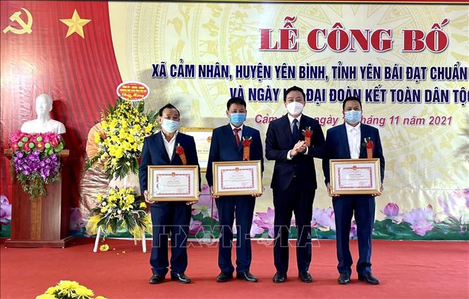Các tập thể, cá nhân xuất sắc trong xây dựng nông thôn mới của xã Cẩm Nhân được khen thưởng. Ảnh: Tuấn Anh-TTXVN