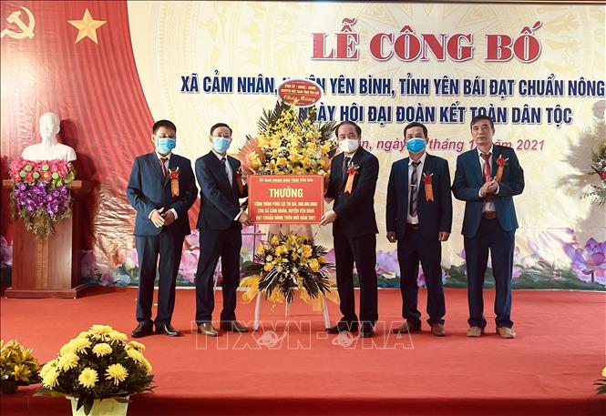 UBND tỉnh Yên Bái trao thưởng công trình phúc lợi trị giá 500 triệu đồng cho xã Cẩm Nhân. Ảnh: Tuấn Anh-TTXVN