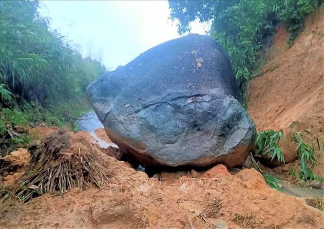 Tảng đá lớn sạt xuống đường từ Làng Kon Lót đi làng Chồm, xã Canh Canh Liên, huyện Vân Canh. Ảnh: Tường Quân - TTXVN