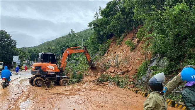 Phương tiện cơ giới được huy động để thu dọn đất đá, cây cối. Ảnh: Tường Quân - TTXVN