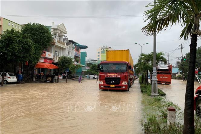 Quốc lộ 1A đoạn qua thành phố Quy Nhơn bị ngập khiến giao thông gặp khó khăn. Ảnh: Tường Quân - TTXVN
