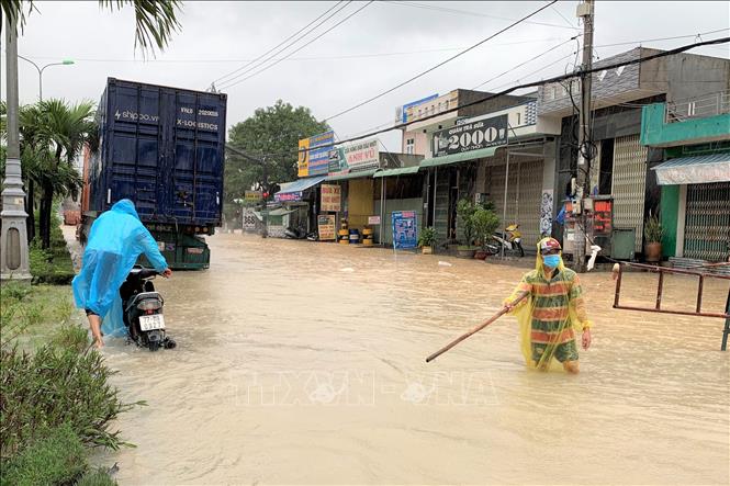 Nhiều đoạn trên Quốc lộ 1A qua thành phố Quy Nhơn ngập sâu. Ảnh: Tường Quân - TTXVN