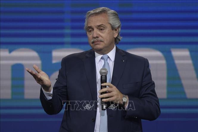 Trong ảnh: Tổng thống Argentina Alberto Fernandez phát biểu sau khi kết quả bầu cử Quốc hội được công bố, tại Buenos Aires, ngày 14/11/2021. Ảnh: AFP/TTXVN