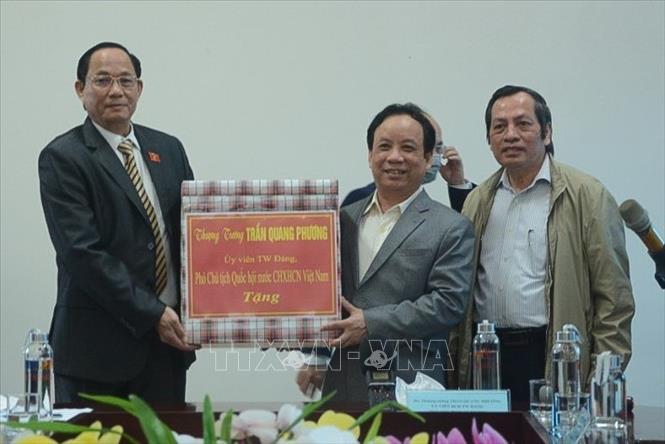Trong ảnh: Phó Chủ tịch Quốc hội Trần Quang Phương tặng quà cho Đại học Đà Nẵng. Ảnh: Văn Dũng - TTXVN