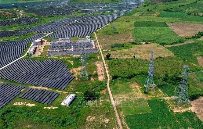 Photo: The 220kV transmission line managed by the Phu Yen Power Transmission Company under the EVN National Power Transmission Corporation 3 is connected to the Hoa Hoi Solar Power Plant in the central province of Phu Yen. VNA Photo: Ngọc Hà