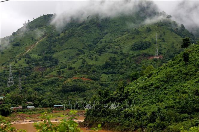 Photo: The 220kV Dong Ha-Lao Bao power transmission line in the central province of Quang Tri. VNA Photo: Ngọc Hà