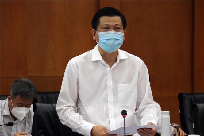 Trong ảnh: Phó Chủ tịch UBND tỉnh Bà Rịa-Vũng Tàu Trần Văn Tuấn báo cáo công tác phòng chống dịch trên địa bàn. Ảnh: Đoàn Mạnh Dương-TTXVN