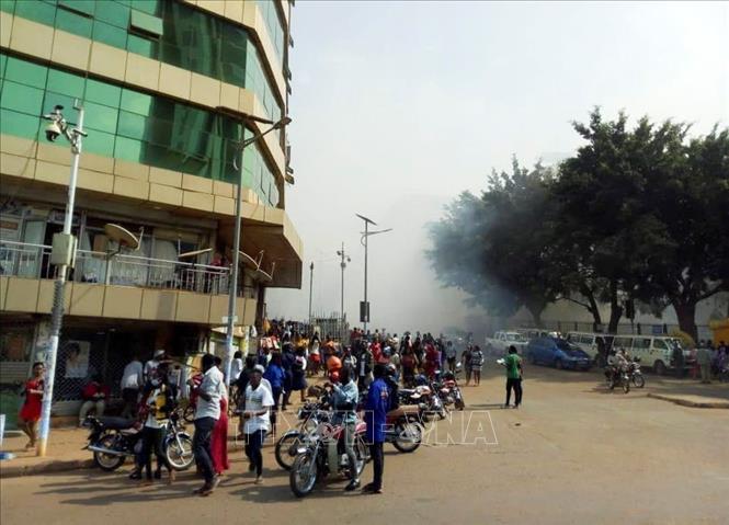 Trong ảnh: Khói bốc lên tại hiện trường vụ nổ ở trung tâm thủ đô Kampala, Uganda ngày 16/11/2021. Ảnh: Reuters/TTXVN