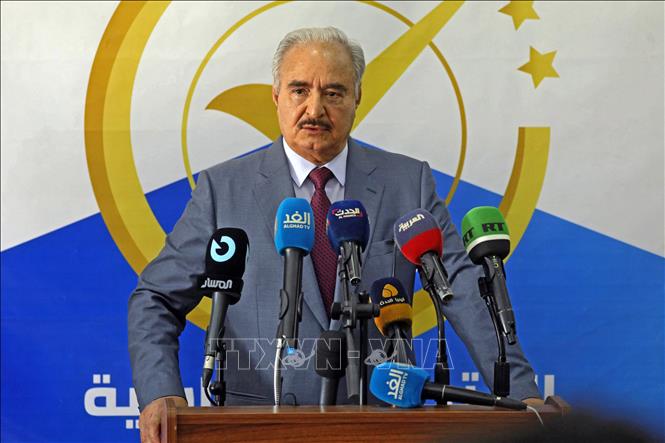 Trong ảnh: Người đứng đầu lực lượng quân đội miền Đông Libya, Tướng Khalifa Haftar trong cuộc họp báo tại trụ sở Ủy ban bầu cư tối cao quốc gia ở thành phố miền Đông Bengazi, ngày 16/11/2021. Ảnh: AFP/TTXVN