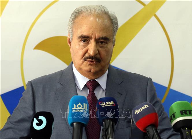 Trong ảnh: Người đứng đầu lực lượng quân đội miền Đông Libya, Tướng Khalifa Haftar trong cuộc họp báo tại trụ sở Ủy ban bầu cư tối cao quốc gia ở thành phố miền Đông Bengazi, ngày 16/11/2021. Ảnh: AFP/TTXVN