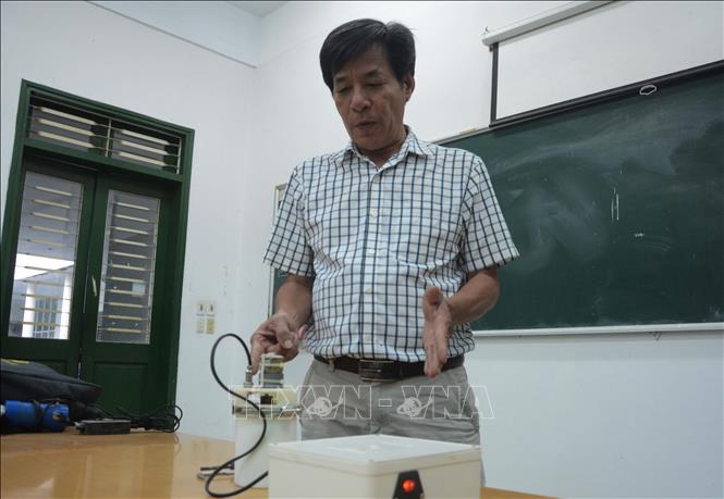 Trong ảnh: Thầy Nguyễn Văn Thịnh thuyết minh về nguyên lý hoạt động của máy nghiền bi trục đứng. Ảnh: Văn Dũng - TTXVN