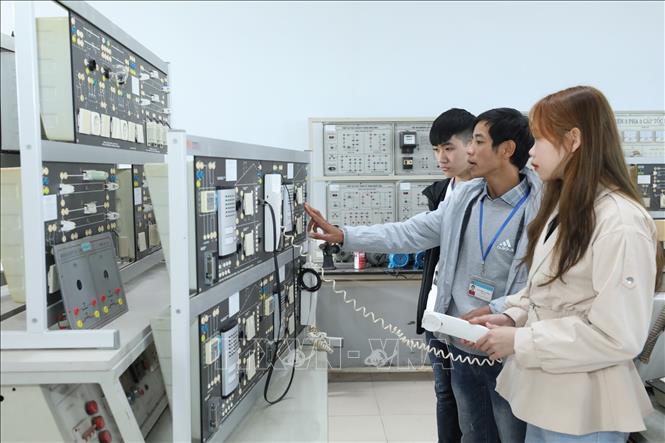 Trong ảnh: Mô hình hướng dẫn lắp đặt điện căn hộ tại Trường Cao đẳng Nghề Lạng Sơn. Ảnh: Anh Tuấn – TTXVN