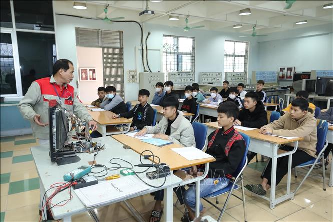 Trong ảnh: Đào tạo nghề Điện tử dân dụng tại Trường Cao đẳng Nghề Lạng Sơn. Ảnh: Anh Tuấn – TTXVN