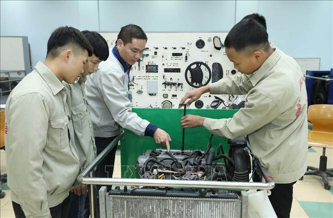Trong ảnh: Đào tạo nghề Công nghệ ô tô tại Trường Cao đẳng Nghề Lạng Sơn. Ảnh: Anh Tuấn – TTXVN