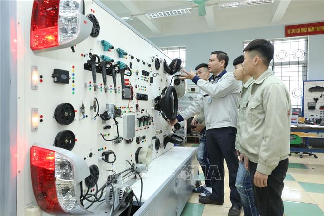 Trong ảnh: Đào tạo nghề Công nghệ ô tô tại Trường Cao đẳng Nghề Lạng Sơn. Ảnh: Anh Tuấn – TTXVN
