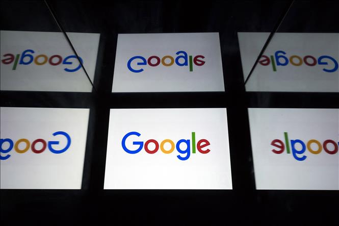 Trong ảnh: Biểu tượng của Google trên màn hình máy tính bảng ở Paris, Pháp. Ảnh: AFP/TTXVN