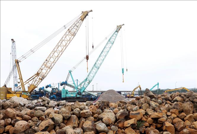 Photo: The overloaded Cua Viet seaport in Gio Linh district, the central province of Quang Tri, needs upgrading. VNA Photo: Nguyên Lý