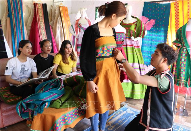 Trong ảnh: Những mẫu trang phục hiện đại được thầy giáo Tưih kết hợp thiết kế từ thổ cẩm đã được giới trẻ Gia Lai ưa chuộng. Ảnh: Hồng Điệp - TTXVN