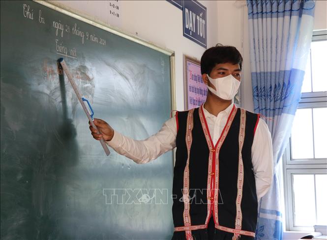 Trong ảnh: Thầy giáo Tưih luôn tận tâm với nghề, được đồng nghiệp và học sinh yêu mến. Ảnh: Hồng Điệp - TTXVN