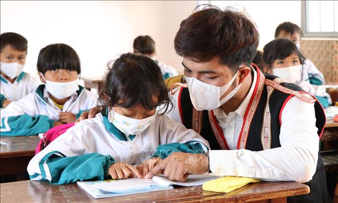 Trong ảnh: Thầy giáo Tưih luôn tận tâm với nghề, được đồng nghiệp và học sinh yêu mến. Ảnh: Hồng Điệp - TTXVN