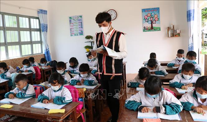 Trong ảnh: Thầy giáo Tưih luôn tận tâm với nghề, được đồng nghiệp và học sinh yêu mến. Ảnh: Hồng Điệp - TTXVN