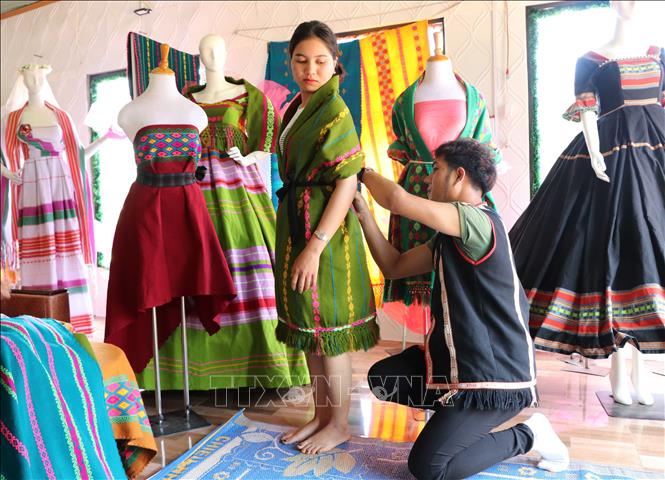 Trong ảnh: Giới trẻ người dân tộc thiểu số trên địa bàn tỉnh Gia Lai tìm đến nhờ thầy Tưih thiết kế các trang phục hiện đại từ chất liệu vải thổ cẩm. Ảnh: Hồng Điệp - TTXVN