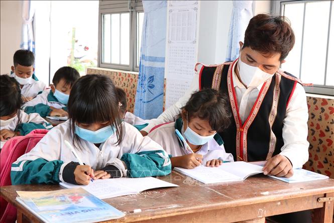 Trong ảnh: Thầy giáo Tưih luôn tận tâm với nghề, được đồng nghiệp và học sinh yêu mến. Ảnh: Hồng Điệp - TTXVN