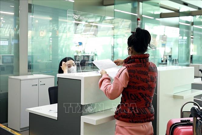 Trong ảnh: Hành khách làm thủ tục check in tại Sân bay Incheon, Hàn Quốc. Ảnh: Anh Nguyên - PV TTXVN tại Hàn Quốc.