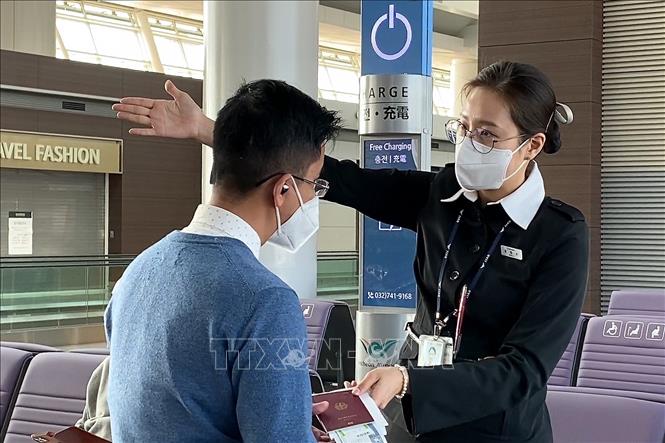 Trong ảnh: Nhân viên hàng không hướng dẫn hành khách tại nhà chờ Sân bay Incheon, Hàn Quốc. Ảnh: Anh Nguyên - PV TTXVN tại Hàn Quốc