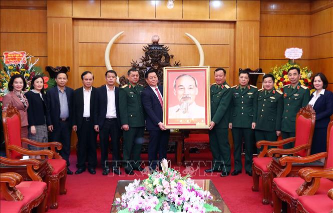 Trong ảnh: Trưởng ban Tuyên giáo Trung ương Nguyễn Trọng Nghĩa tặng bức ảnh chân dung Chủ tịch Hồ Chí Minh cho Học viện Chính trị Quốc phòng. Ảnh: Phạm Kiên - TTXVN