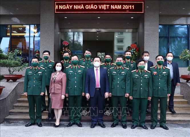 Trong ảnh: Trưởng ban Tuyên giáo Trung ương Nguyễn Trọng Nghĩa chụp ảnh chung với lãnh đạo, sỹ quan, chỉ huy, giảng viên Học viện Chính trị Quốc phòng. Ảnh: Phạm Kiên - TTXVN