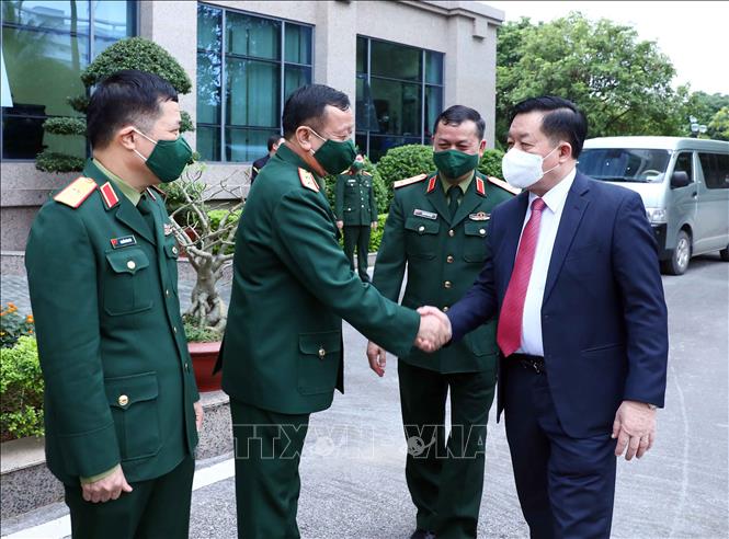 Trong ảnh: Trưởng ban Tuyên giáo Trung ương Nguyễn Trọng Nghĩa với lãnh đạo, sỹ quan, chỉ huy, giảng viên Học viện Chính trị Quốc phòng. Ảnh: Phạm Kiên - TTXVN