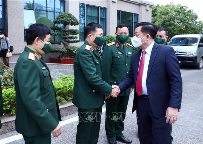 Trong ảnh: Trưởng ban Tuyên giáo Trung ương Nguyễn Trọng Nghĩa với lãnh đạo, sỹ quan, chỉ huy, giảng viên Học viện Chính trị Quốc phòng. Ảnh: Phạm Kiên - TTXVN