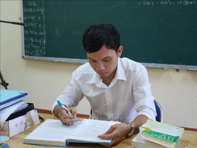 Trong ảnh: Thầy giáo Lê Anh Đông. Ảnh: TTXVN phát