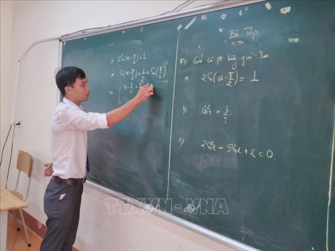 Trong ảnh: Thầy Đông trong giờ lên lớp. Ảnh: TTXVN phát