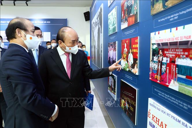 Trong ảnh: Chủ tịch nước Nguyễn Xuân Phúc tham quan Phòng truyền thống của nhà trường. Ảnh: Phạm Kiên - TTXVN