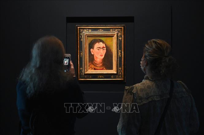 Trong ảnh: Tác phẩm “Diego và tôi” của nữ danh họa người Mexico Frida Kahlo được trưng bày tại nhà đấu giá Sotheby's ở New York, Mỹ, ngày 5/11/2021. Ảnh: AFP/ TTXVN