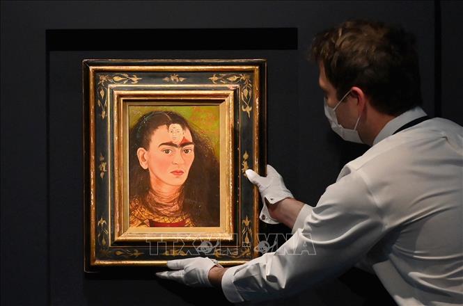 Trong ảnh: Tác phẩm “Diego và tôi” của nữ danh họa người Mexico Frida Kahlo được trưng bày tại nhà đấu giá Sotheby's ở New York, Mỹ, ngày 5/11/2021. Ảnh: AFP/ TTXVN
