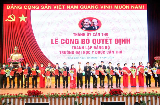 Trong ảnh: Trao quyết định chỉ định Ban chấp hành Đảng bộ trường Đại học Y Dược Cần Thơ. Ảnh: Trung Kiên - TTXVN