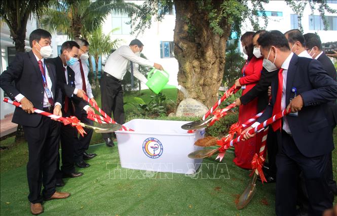 Trong ảnh: Bí thư Thành ủy Cần Thơ Lê Quang Mạnh (áo trắng) cùng Ban Giám hiệu và Đảng ủy trường Đại học Y Dược Cần Thơ trồng cây lưu niệm. Ảnh: Trung Kiên - TTXVN