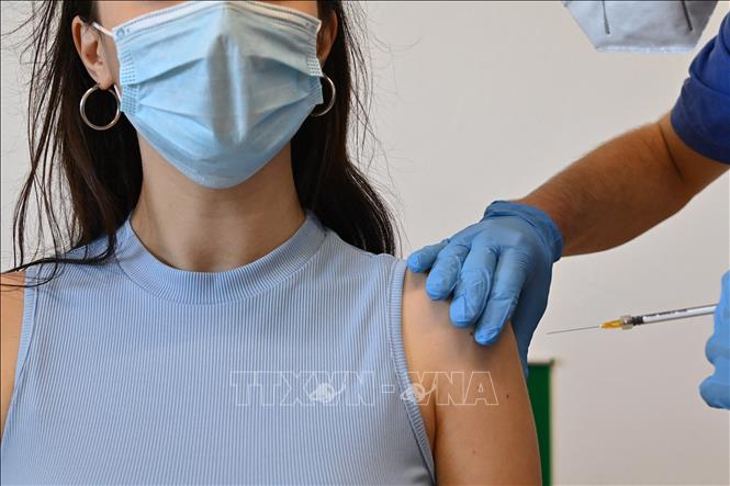 Trong ảnh: Tiêm vaccine ngừa COVID-19 cho người dân ở Lampedusa, Italy ngày 15/5/2021. Ảnh: AFP/TTXVN