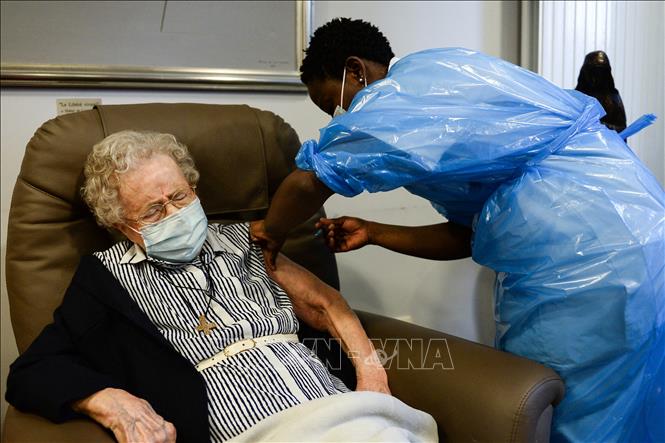 Trong ảnh: Nhân viên y tế tiêm vaccine ngừa COVID-19 cho người dân tại Brussels, Bỉ. Ảnh: AFP/TTXVN